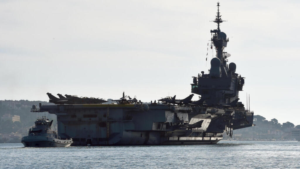 Ảnh tư liệu: Tàu sân bay Charles-de-Gaulle rời cảng Toulon, miền nam nước Pháp vào ngày 18/11/2015. 