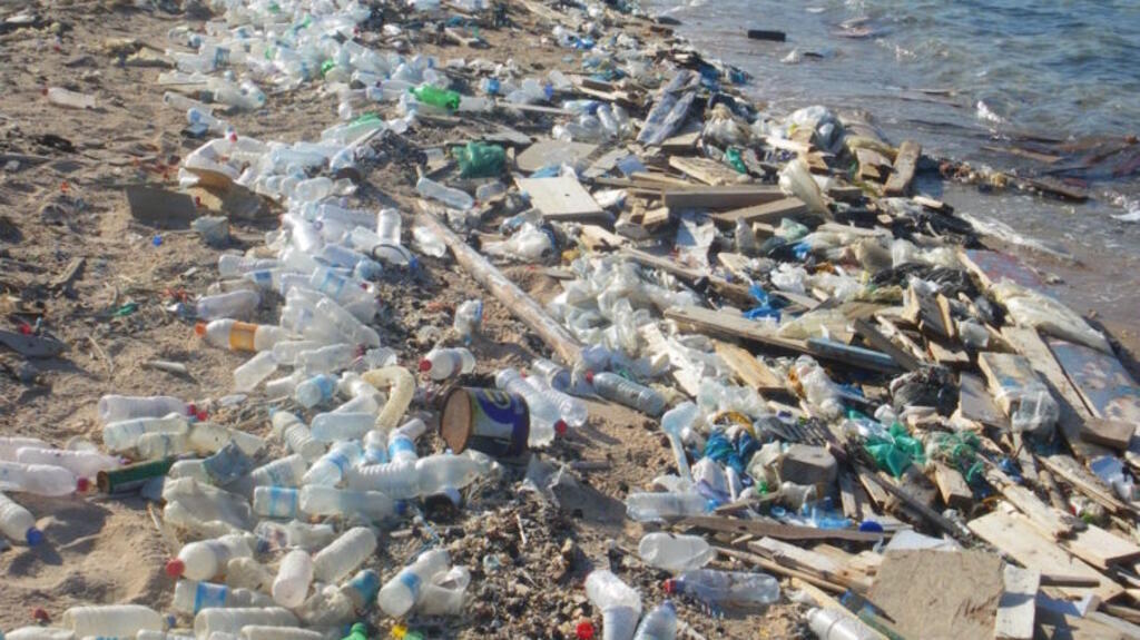 Face à la pollution plastique, le recyclage ne peut plus être la seule solution.
