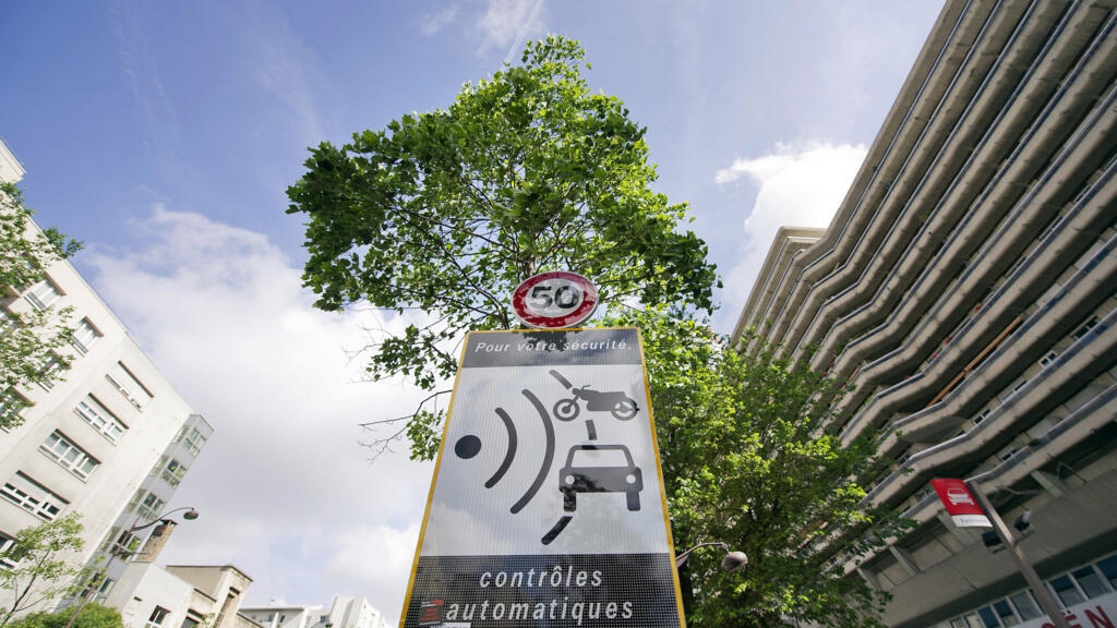 As ruas de Paris, já repletas de placas de trânsito alertando os motoristas para a fiscalização automática de velocidade, vão ganhar radares contra a poluição sonora de veículos motorizados.