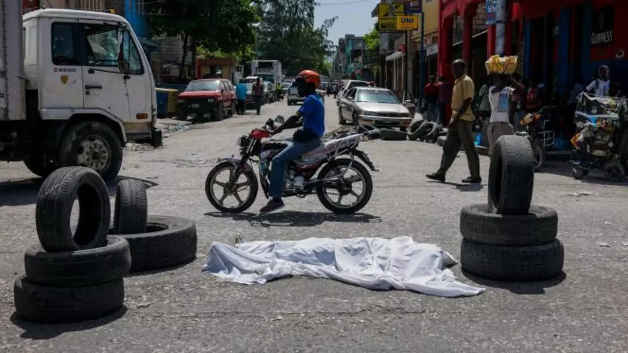 Un corps gît au milieu d’une rue du centre-ville de Port-au-Prince, en août 2019.