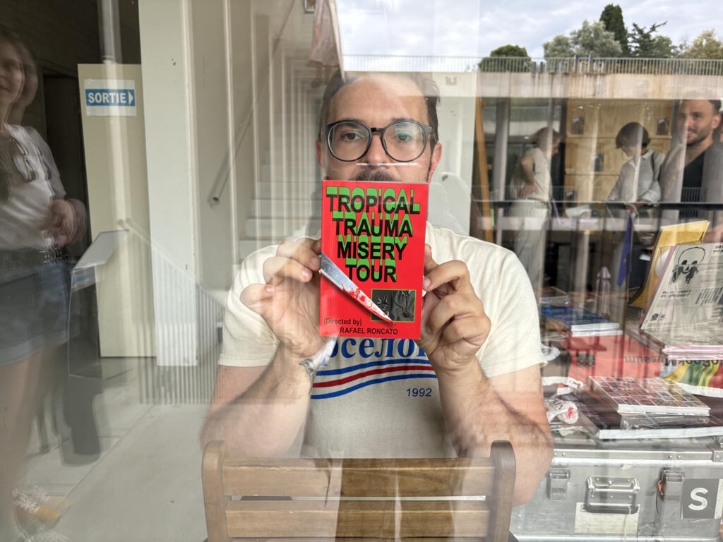 Rafael Roncato apresentou "Tropical Trauma Misery Tour" na feira de livros dos Encontros de Arles. O livro foi vencedor do prêmio Dummy (maquete) de 2023. Arles, 6/7/24