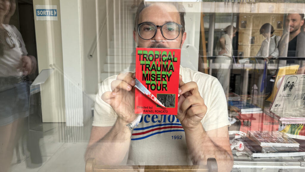 Rafael Roncato apresentou "Tropical Trauma Misery Tour" na feira de livros dos Encontros de Arles. O livro foi vencedor do prêmio Dummy (maquete) de 2023. Arles, 6/7/24