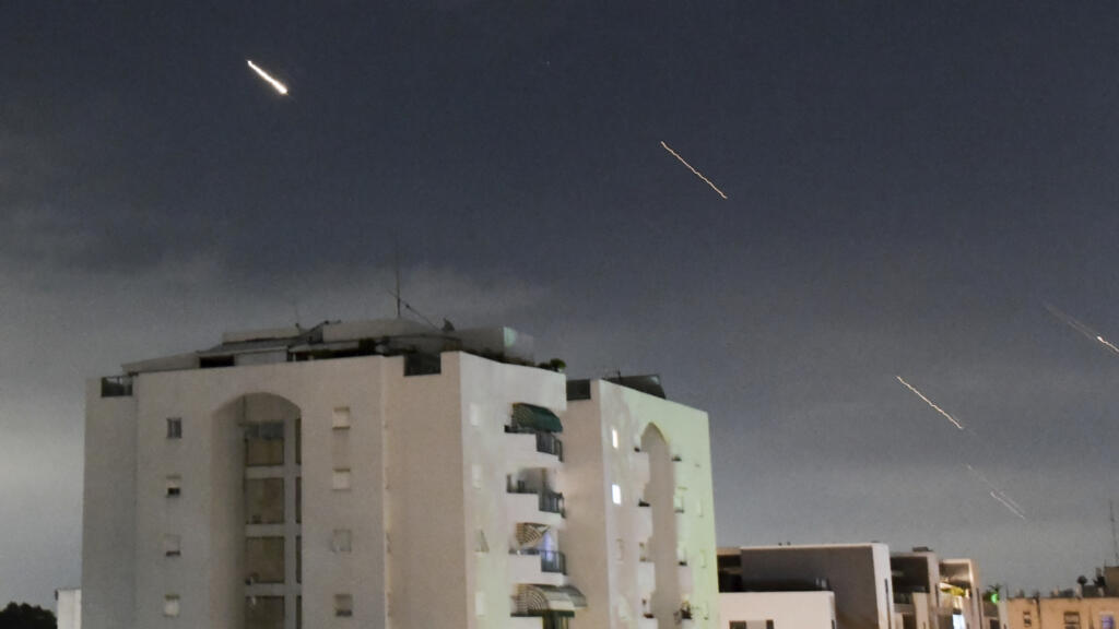 Le système de défense anti-aérienne israélien «Iron Dome», le Dôme de fer, en train d'intercepter des missiles tirés depuis l'Iran, dans le centre d'Israël, le dimanche 14 avril 2024.