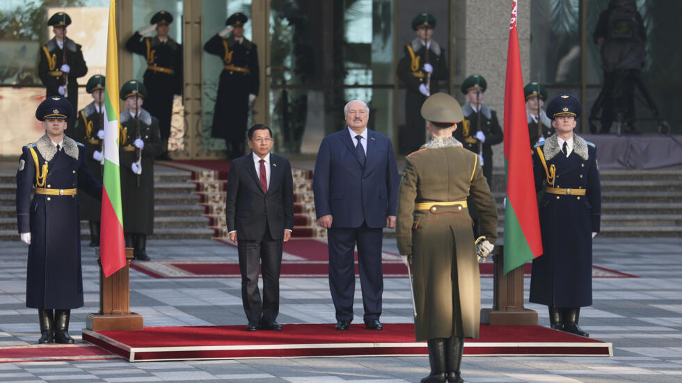 Lãnh đạo quân đội Miến Điện, tướng Min Aung Hlaing và tổng thống Belarus Alexander Lukashenko, tham dự lễ chào mừng chính thức trước cuộc hội đàm ở Minsk, Belarus, ngày 7 tháng 3 năm 2025.