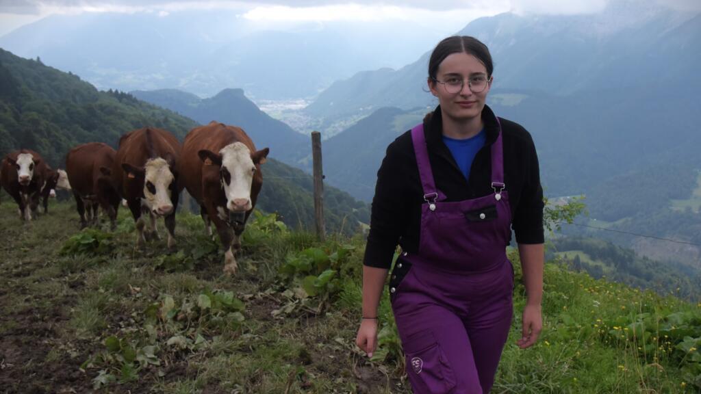 Elise, 16 ans, lycéenne à Contamine-sur-Arve, découvre les joies de l’alpagisme. «Idéalement», elle aimerait pouvoir s’installer à son compte, comme éleveuse, dans quelques années. «Il y en a beaucoup qui veulent le faire. Mais tout le monde n’y arrivera pas. Ca coûte… Et puis, c’est pas un métier facile. C’est éprouvant, physiquement et mentalement. Faut vraiment être passionnée. Prête ? Je ne sais pas, mais je suis motivée, donc j’espère pouvoir y arriver…»