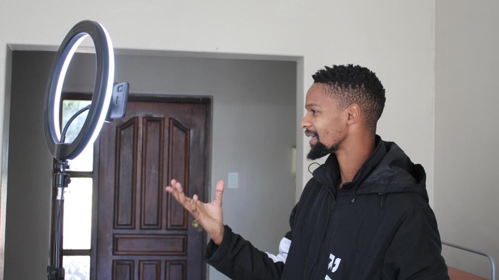 Ayanda Makayi, comédien sud-africain, enregistre un épisode de la série «Lockdown Heights» pour les réseaux sociaux.