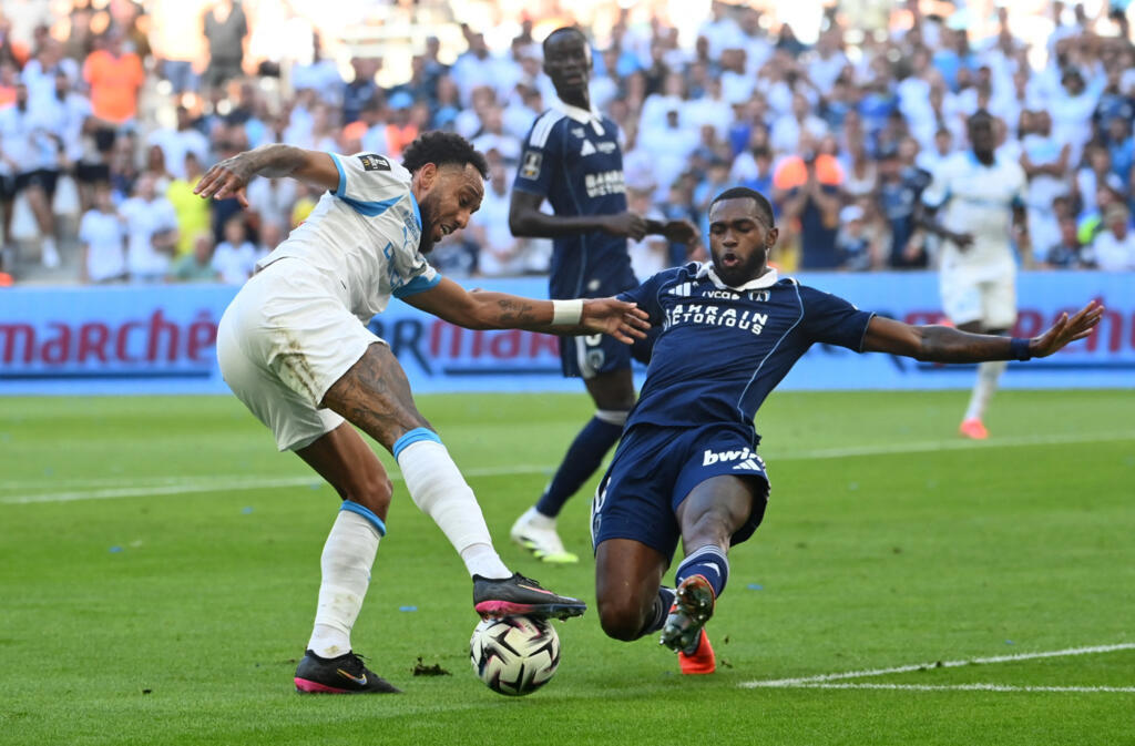 Otávio, zagueiro do Paris FC, em lance no jogo em que o time foi derrotado pelo Olympique de Marselha, em jogo pela segunda rodada do campeonato francês.