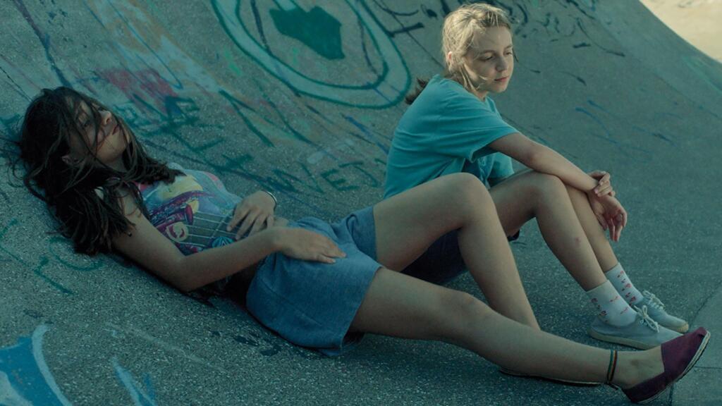 Carolina (Isabela Bressane) e Joana (Letícia Kacperski) em cena do longa-metragem "Secret de Famille", que estreia na França em 4 de agosto de 2021.