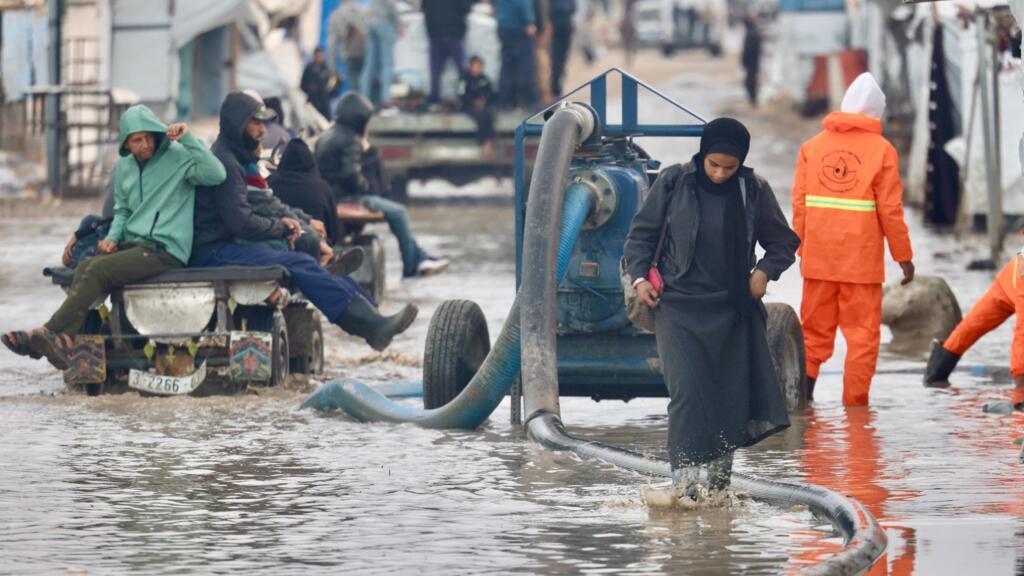 À Gaza, derniers refuges, les tentes continuent de prendre l'eau