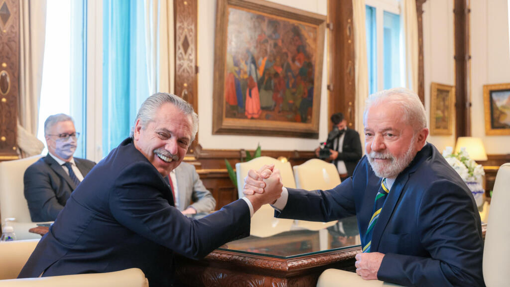 Lula e o presidente argentino Alberto Fernández durante uma reunião na Casa Rosada, em 10 de dezembro de 2021.