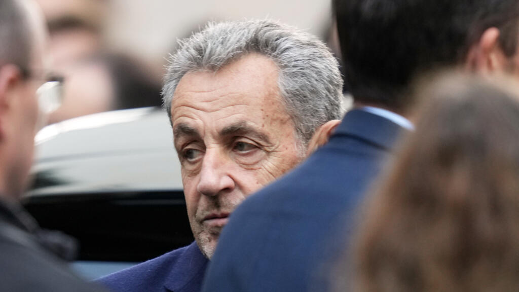 L'ancien président français Nicolas Sarkozy avant de monter dans une voiture de police, mardi 21 octobre 2025 à Paris, alors qu'il se dirige vers la prison pour purger une peine pour complot criminel visant à financer sa campagne électorale de 2007 avec des fonds provenant de Libye.