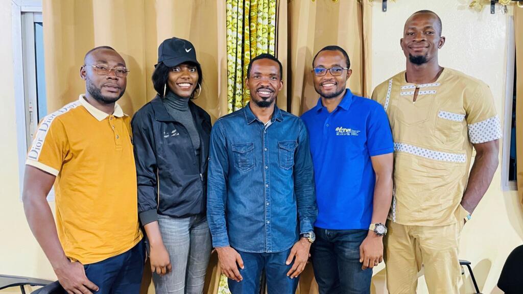 Au centre, Blaise Pascal Andzongo, président de l'association Eduk-Média, fin avril 2023 à Yaoundé, au Cameroun.