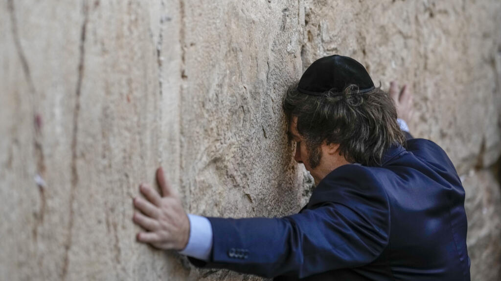 O presidente argentino Javier Milei no Muro das Lamentações