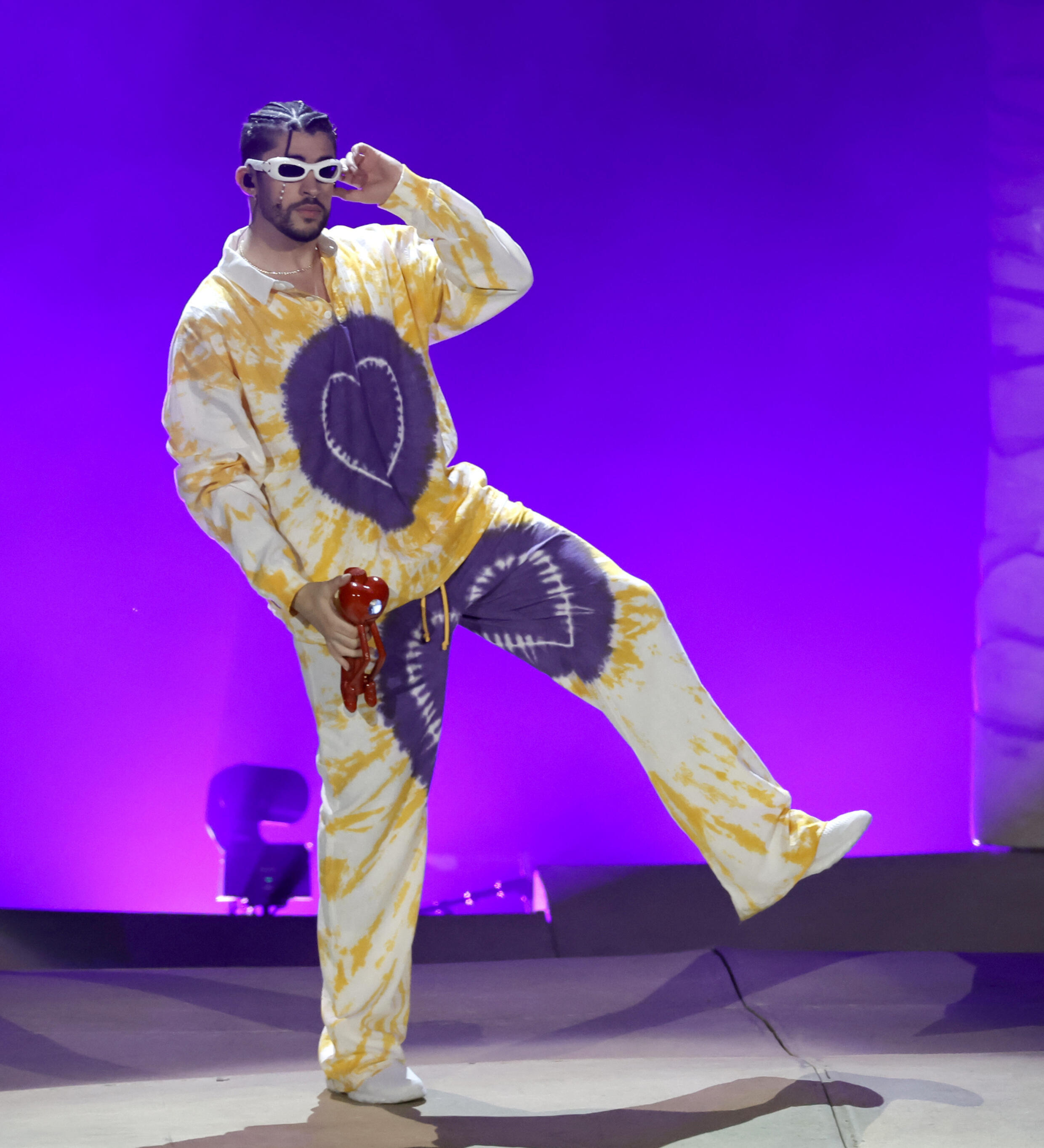 Bad Bunny se produit sur scène lors de leur tournée mondiale la plus chaude au SoFi Stadium en septembre 2022 à Englewood, Californie