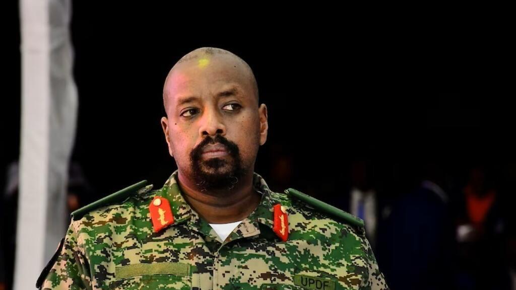 Ouganda: le fils de Yoweri Museveni menace l'opposant de mort Bobi Wine, qui renonce à contester sa défaite