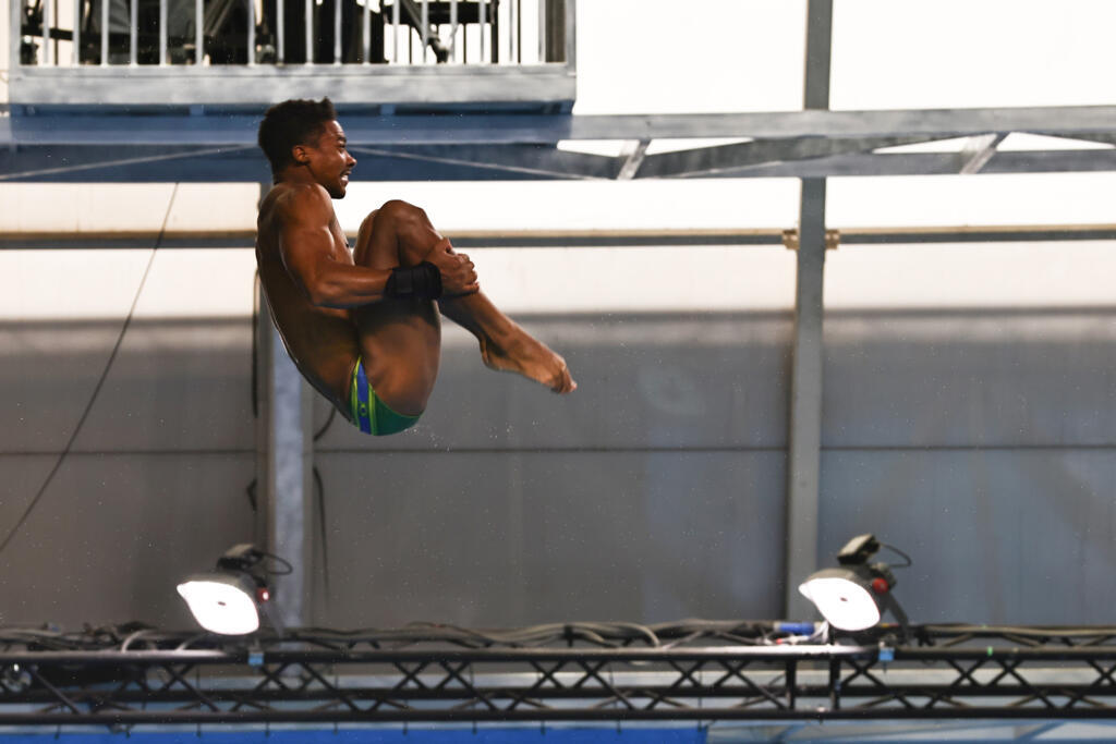 O carioca Isaac Souza compete na plataforma de 10 metros dos saltos ornamentais. O atleta esteve em Paris para uma fase de treinamento em maio.