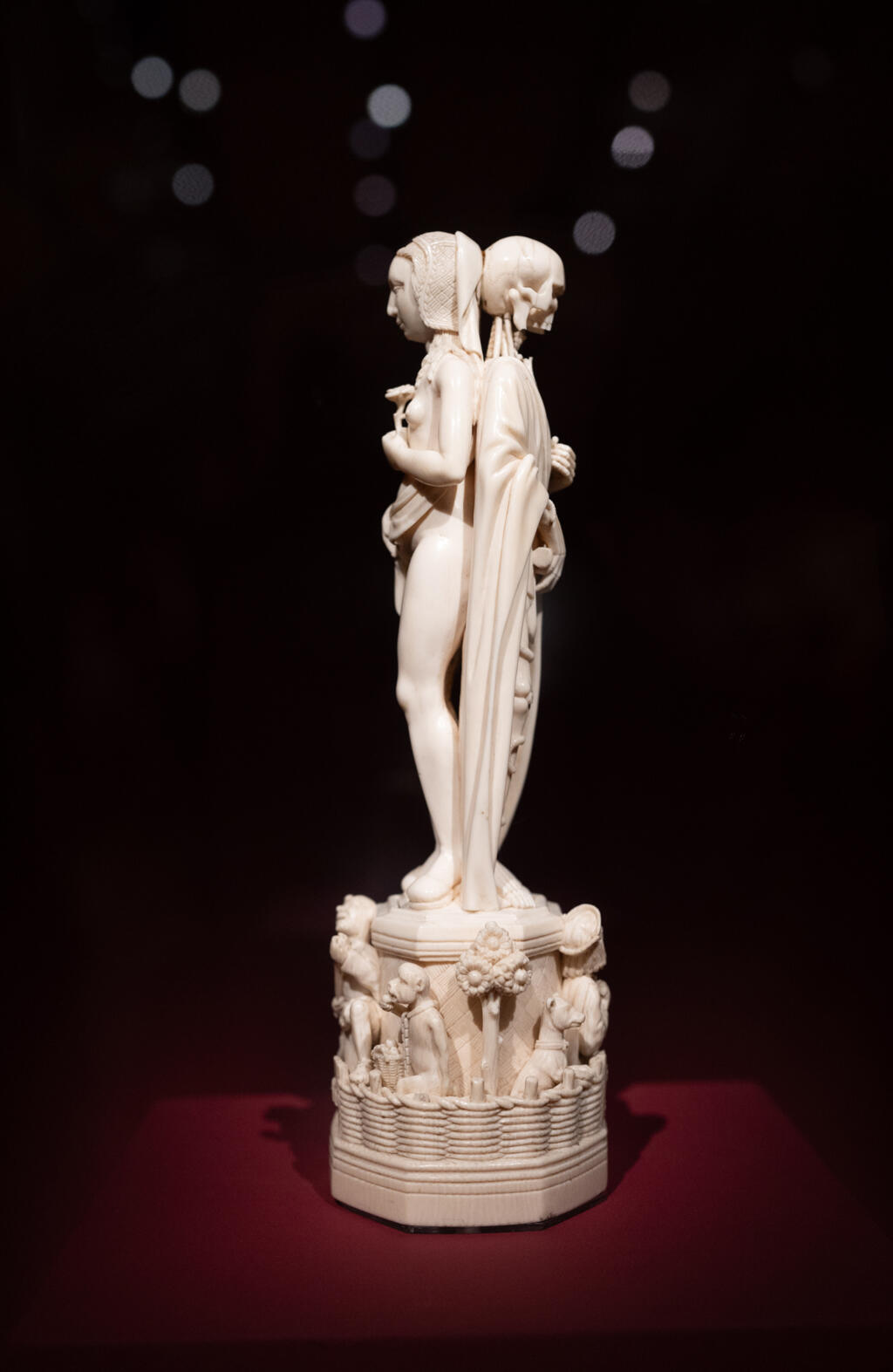 Vanitas, escultura do século 16, em exposição no Louvre (28/10/24).