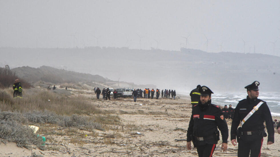 У берегов Италии потерпела крушение лодка с мигрантами. Погибли по ...