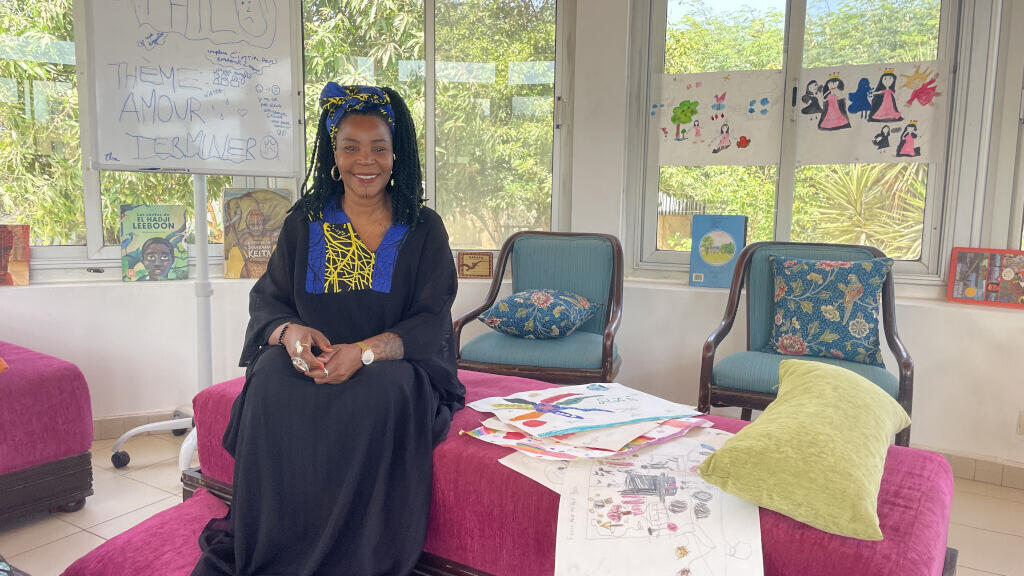 Lajoya Sène, de son nom d’artiste Maua Ya Jua, chanteuse, conteuse, slammeuse et poète, d’origine congolaise a crée à Dakar au Sénégal, les ateliers des «philo-poètes» pour les enfants de 6 à 15 ans.