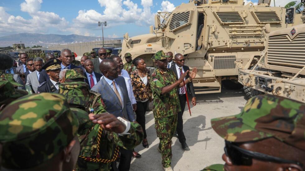 Rais wa Kenya William Ruto (mwenye koti la kijivu) akiwatembelea maafisa wa polisi wa nchi yake waliotumwa Haiti kama sehemu ya kikosi cha kimataifa kinachosimamiwa na Umoja wa Mataifa.
