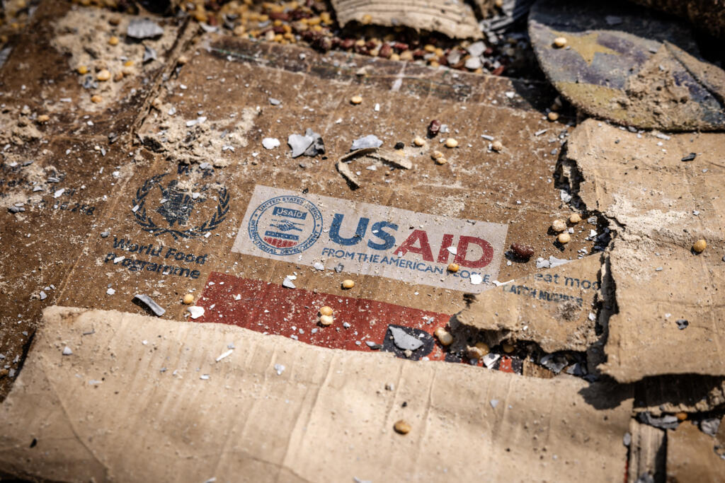 Nembo ya USAID inaonekana kwenye kisanduku huku kukiwa na mabaki yaliyotawanyika ya masanduku na vifaa vilivyoachwa nyuma na waporaji baada ya uharibifu mkubwa na uporaji kufuatia mapigano kwenye ghala la Mpango wa Chakula Duniani (WFP) huko Bukavu Februari 21, 2025.