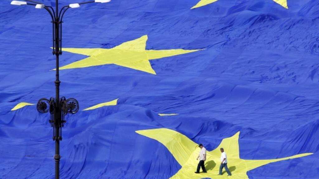 Steagul Uniunii Europene în fața Palatului Parlamentului, pregătiri pentru sărbătorirea Zilei Europei, București, 9 mai 2013