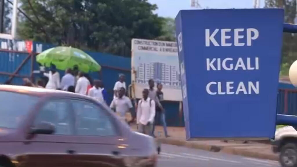 Capture d'écran d'un reportage de France 24 : «Le Rwanda, un pays sans sacs plastiques».