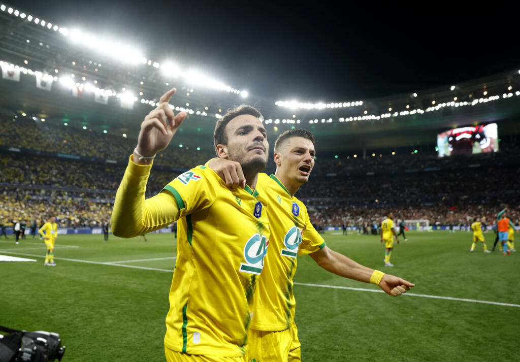 Andrei Girotto (à dir.) e seu companheiro de equipe Pedro Chirivella celebram a conquista da Copa da França no Stade de France, em 7 de maio de 2022.