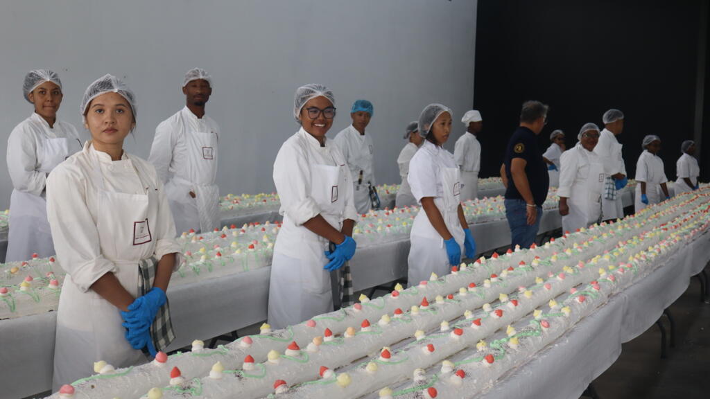 Madagascar: des élèves pâtissiers battent le record de la plus longue bûche de Noël d'Afrique