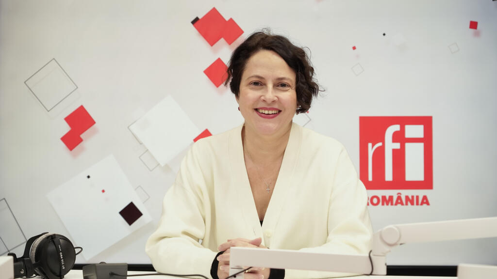 Sandra Ecobescu este membru fondator şi Preşedinte al Fundaţiei Calea Victoriei, un proiect inovator şi dinamic, dedicat culturii şi educaţiei continue, care animă viaţa bucureşteană de peste 18 ani prin cursuri, conferinţe şi concerte de muzică clasică neconvenţionale.