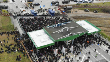 Imagem feita por um drone mostra imigrantes em um posto de controle "Kuznitsa" na fronteira Bielorrússia-Polônia, perto de Grodno, Bielorrússia, na segunda-feira, 15 de novembro de 2021.