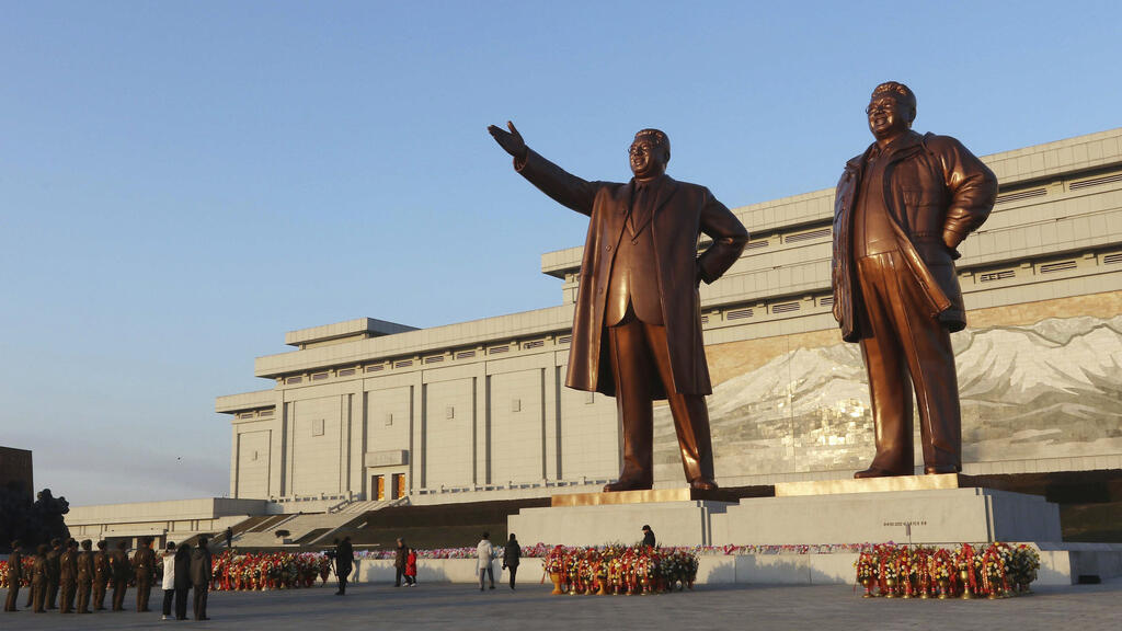 Người dân Bình Nhưỡng bày tỏ lòng kính trọng trước các bức tượng của cố lãnh đạo Bắc Triều Tiên Kim Nhật Thành và Kim Jong Il trên đồi Mansu vào Ngày đầu năm mới tại Bình Nhưỡng, ngày 1 tháng 1 năm 2025.