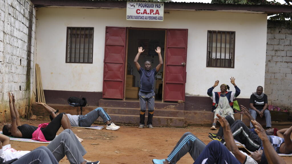 Au Cameroun, la prise en charge des pathologies du vieillissement, touchant les personnes séropositives, passe aussi par le sport.