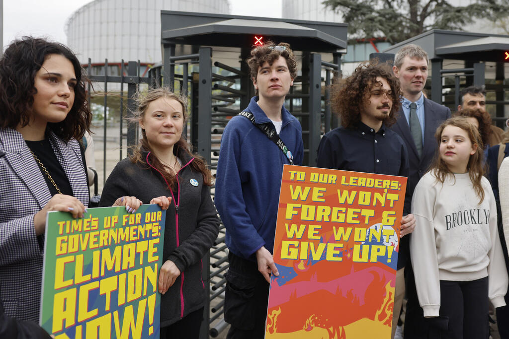Militante sueca Greta Thunberg posa ao lado de jovens portugueses em frente à Corte Europeia dos Direitos Humanos, em Estrasburgo. (09/04/2024)