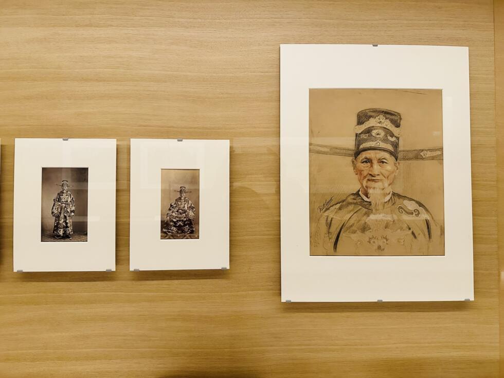 Chánh sứ Phan Thanh Giản (1796-1967) : Ảnh chụp năm 1862 khi phái đoàn Việt Nam sang Paris đàm phán và chân dung Phan Thanh Giản, do Paul Sarrut (1882-1969) vẽ cuối những năm 1920 - đầu 1930, triển lãm “Cái nhìn giao thoa về triều đình Huế” (Regards croisés sur la Cour impériale de Huế), Bảo tàng Quai Branly - Jacques Chirac, Paris, Pháp, từ ngày 06/03 đến 30/06/2025.