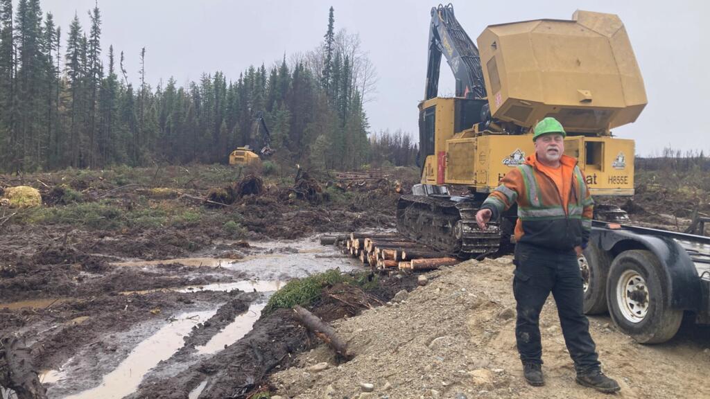 Jackie Beaulieu s’affaire avec son équipe à récolter le bois brûlé.