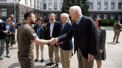 سناتوران آمریکایی در دیدار با زلنسکی، رئیس جمهور اوکراین در کیف. 14 مه 2022