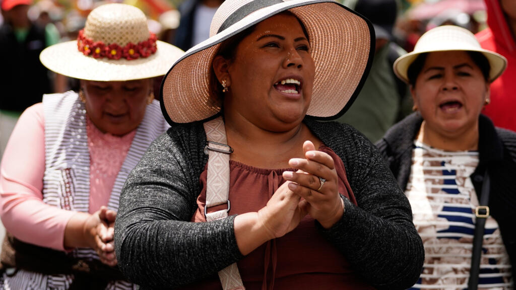 Transportistas paralizaron ciudades de Bolivia por corte de subsidios a combustibles