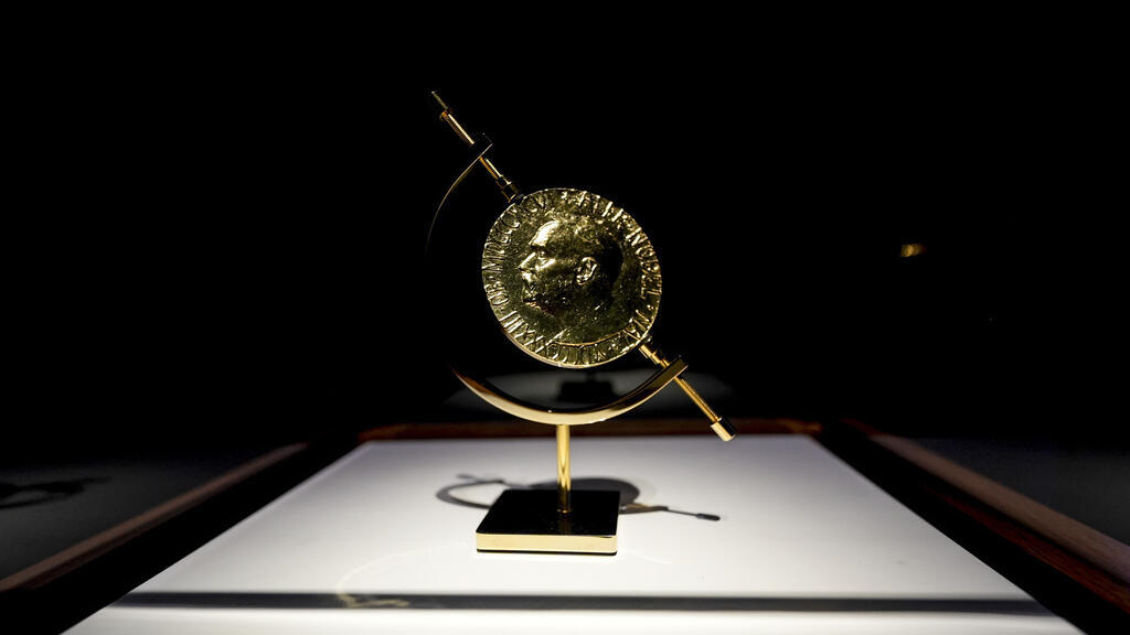 Hình minh họa: Huy hiệu biểu tượng giải Nobel Hòa bình.