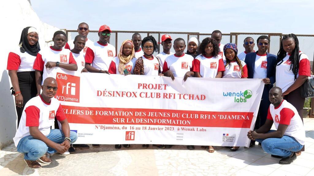 Les membres du club RFI de N'Djaména, le 16 janvier 2023, sur la terrasse de WenakLabs.