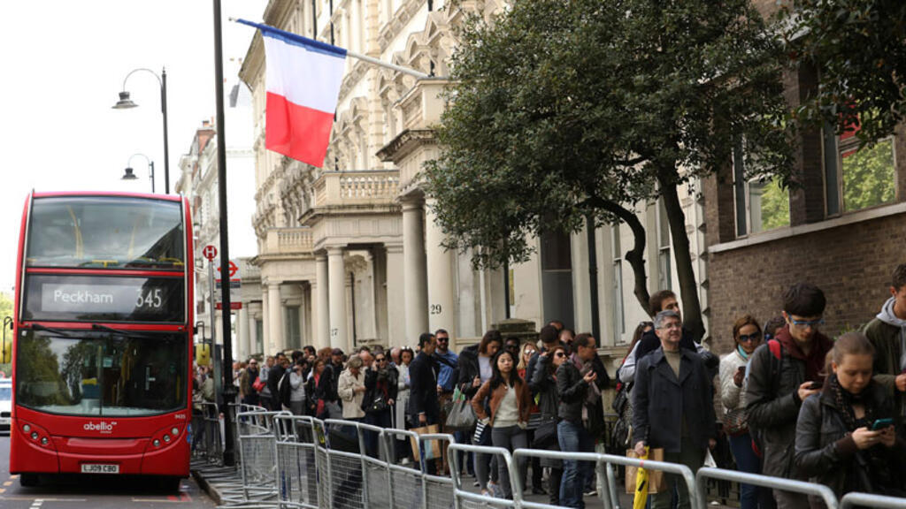 Des expatriés français font la queue pour voter au premier tour de la présidentielle française, à Londres, le 23 avril 2017. (Illustration)