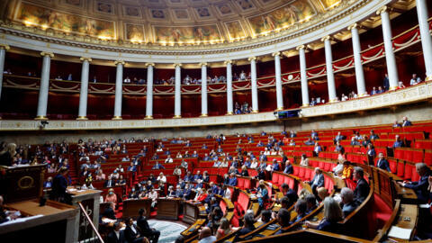 A líder do partido de extrema esquerda A França Insubmissa, Mathilde Panot, durante uma internveção na Assembleia Nacional