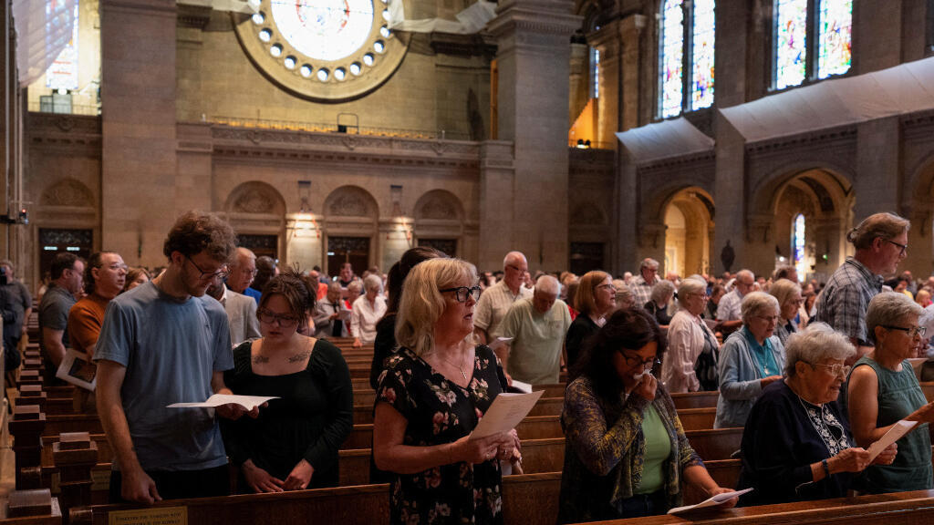 Les personnes en deuil chantent un hymne lors d'un service de prière interconfessionnel pour la Communauté Catholique de l'Annonciation, après une fusillade à l'Église Catholique de l'Annonciation mercredi, à la Basilique de Sainte-Marie à Minneapolis, Minnesota, États-Unis, le 28 août 2025.