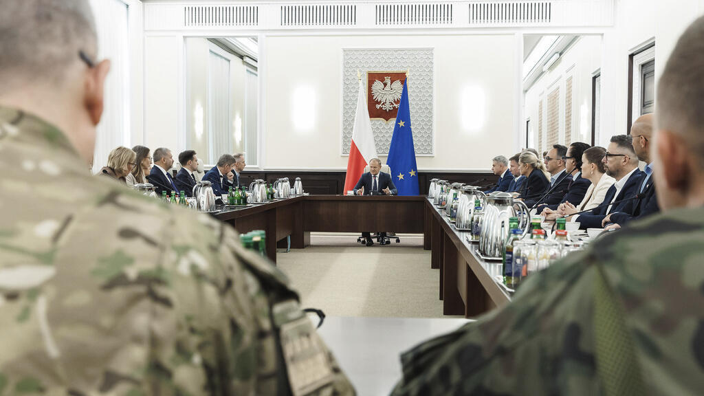 Thủ tướng Donald Tusk họp với các quan chức quân đội tại thủ đô Vacxava ngày 10/9/2025 sau vụ drone Nga xâm nhập không phận Ba Lan.