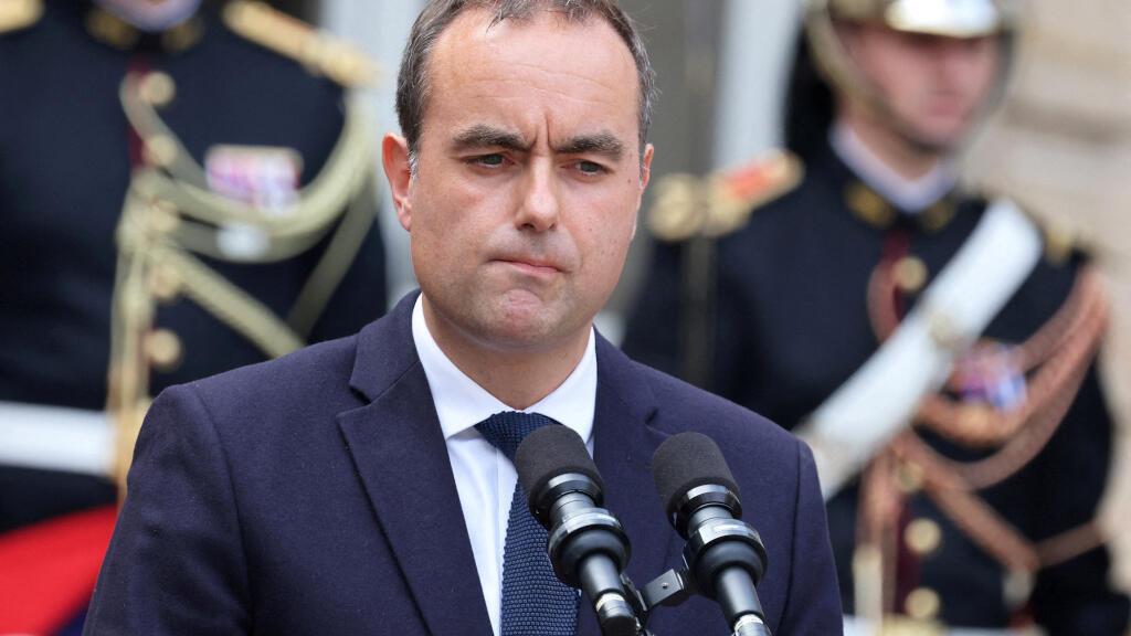 Le nouveau Premier ministre français, Sébastien Lecornu, à la fin de la cérémonie de passation de pouvoir à l'hôtel Matignon à Paris, le 10 septembre 2025.