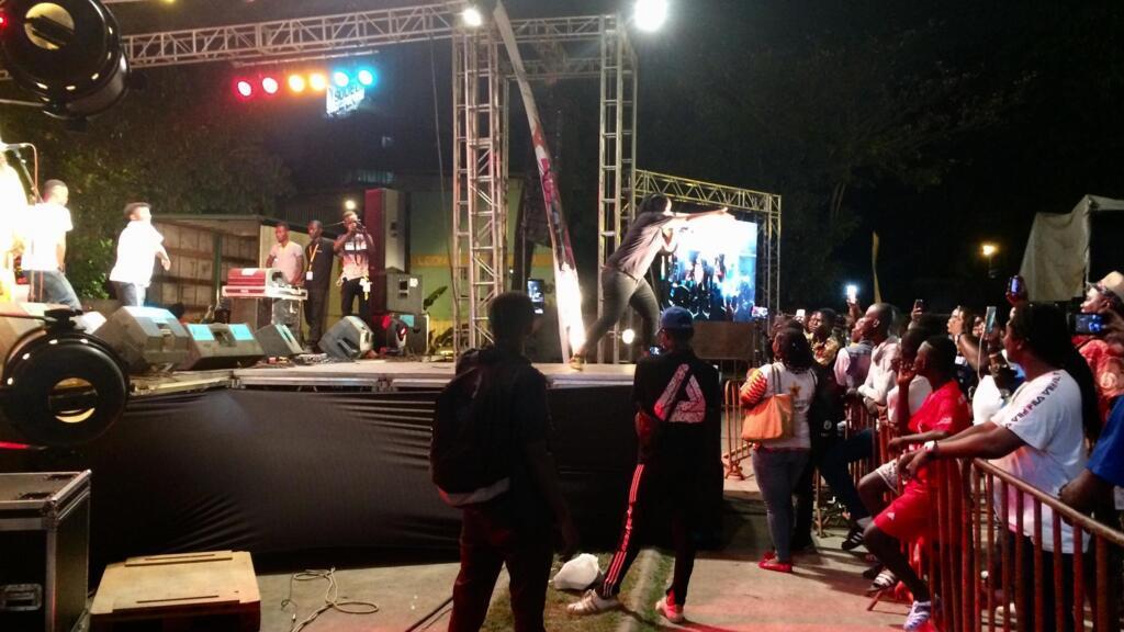 Concert de l'artiste Nash, durant le MASA festival. Esplanade lagunaire, Palais de la culture d'Abidjan.