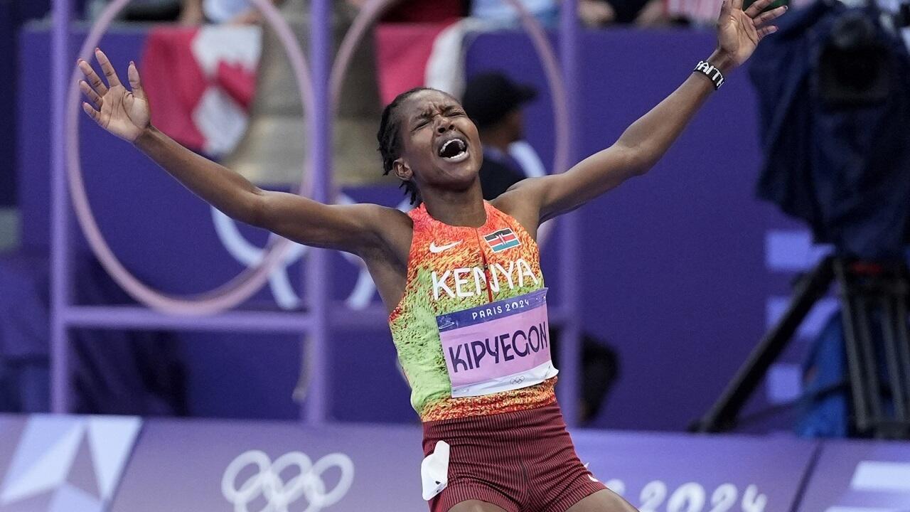 La Kényane Faith Kipyegon exulte après sa troisième médaille d'or olympique sur 1 500m, le 10 août 2024, lors des Jeux de Paris au Stade de France.