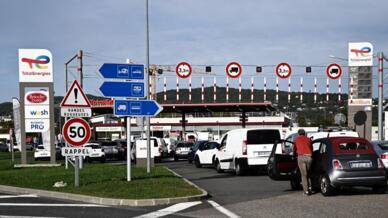 Des véhicules font la queue dans une station TotalEnergies dans la banlieue de Lyon, le 10 octobre 2022.