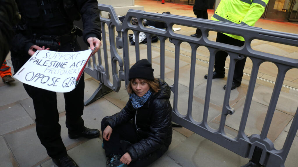 Detienen a Greta Thunberg en Londres por apoyo a grupo clasificado como terrorista