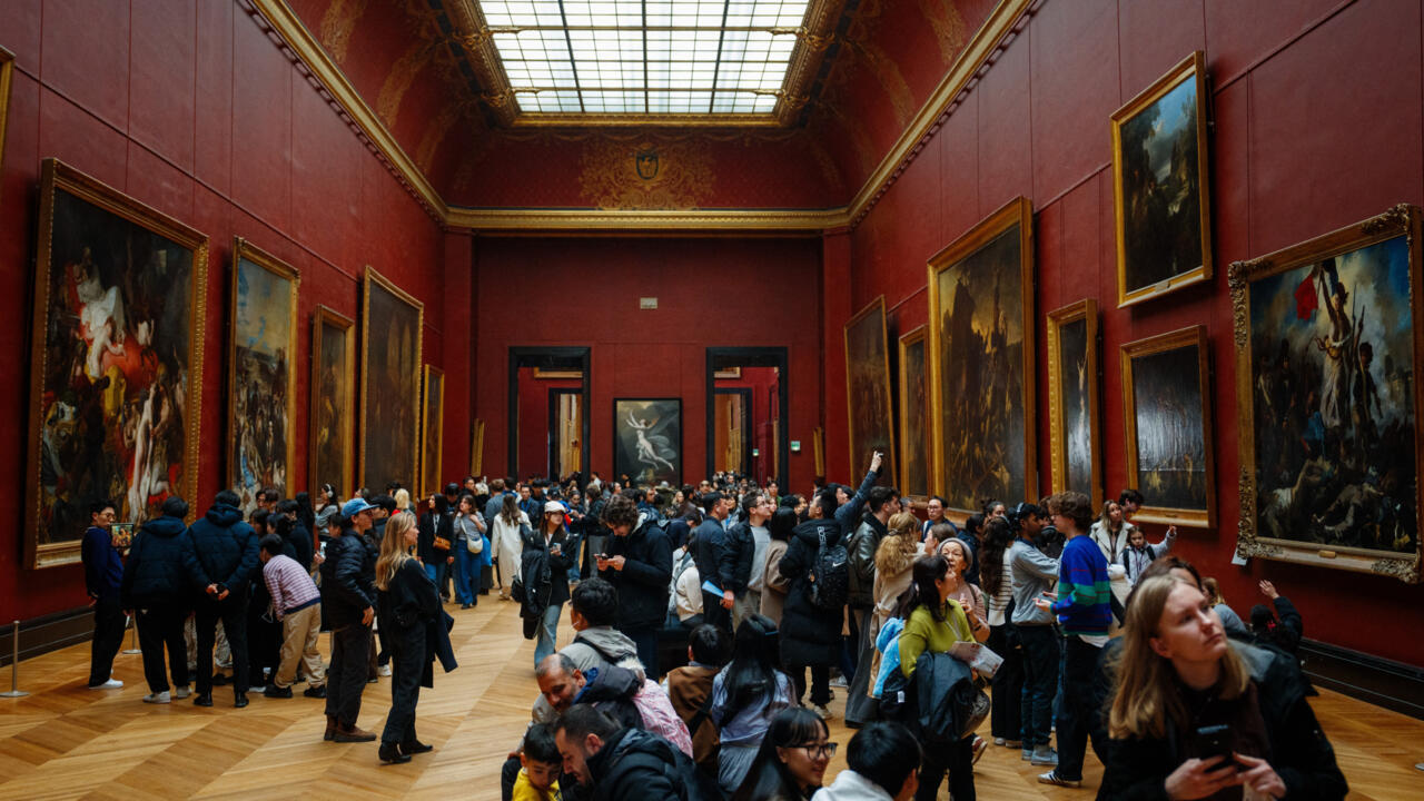 «Braquage» au Louvre: des bijoux volés par plusieurs malfaiteurs en fuite, le musée fermé